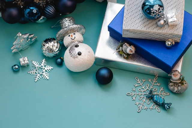 holiday hours for Nicaragua Immigration Blue and White Christmas Decorations